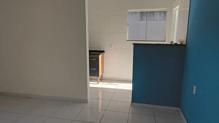 Casa linear no bairro Extensão Serra Mar, 2 qtos. com quintal.