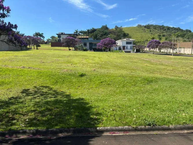 Terreno com leve aclive a venda no condomínio Vereda Paraiso na cidade de Morungaba - SP