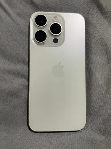 iPhone 15 Pro original sem detalhes de uso com carregador original e com 2 capinha