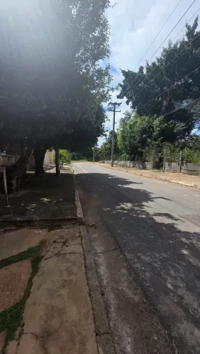 Excelente casa com quintal para venda.
