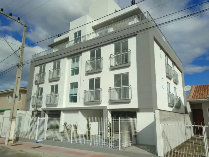 Apartamento de 1 quarto com pia, geladeira, guarda roupa e banheiro completo