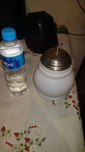 Belíssimo pote ou frasco antigo em opalina branca
