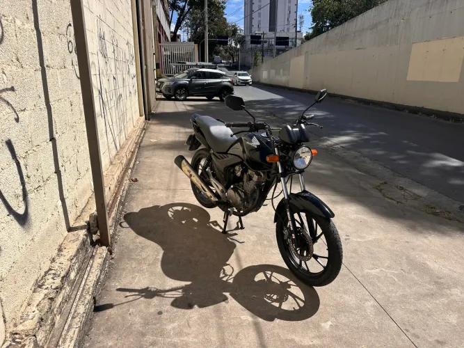 Titan 150 bem cuidada