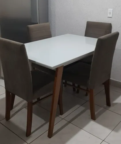 MESA DE JANTAR + 4 CADEIRAS