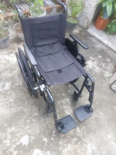Cadeira de roda hospitalar usando 