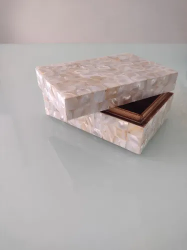 Porta jóias de madrepérola, original, feito a mão. Mesmo fornecedor da Lê Lis Blanc. Caixa