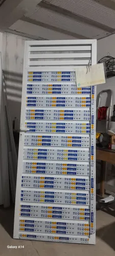 Portão e alumínio branco