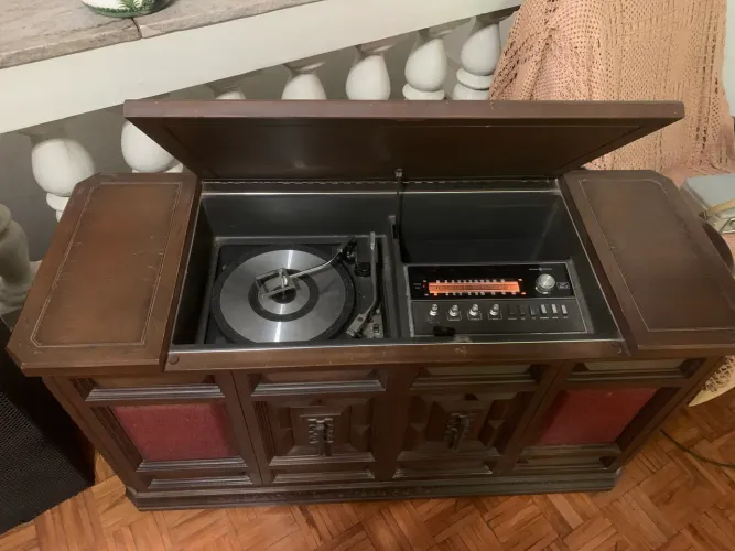 Móvel com vitrola e rádio