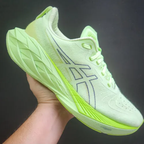 Tênis ASICS Novablast 3 - Tamanho 42 - Tecnologia FF Blast+ - Verde Neon Premium - Corrida