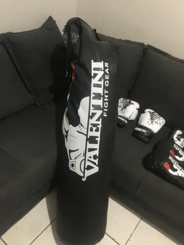 Saco de boxe, luvas e capacete protetor