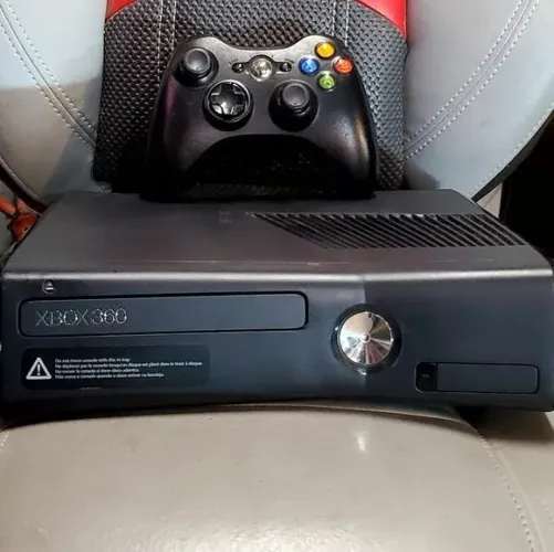 XBOX 360 COM MUITOS JOGOS E PENDRIVE DE 64 GB 