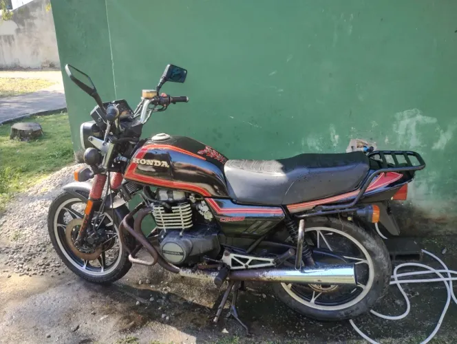 Vendo essa moto recibo em branco unico dono