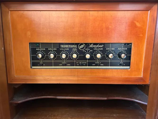 Radiola com móvel retrô anos 50