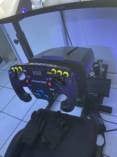 Volante Fanatec CSL Elite + Pedais com célula de carga - PS5/PS4/PC