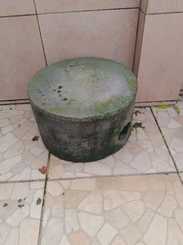 Vendo uma caixa de esgoto