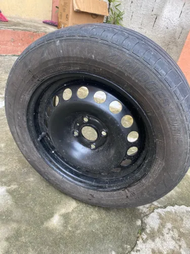 Vendo roda de ferro 15 nova com pneu semi novo 185/65-15