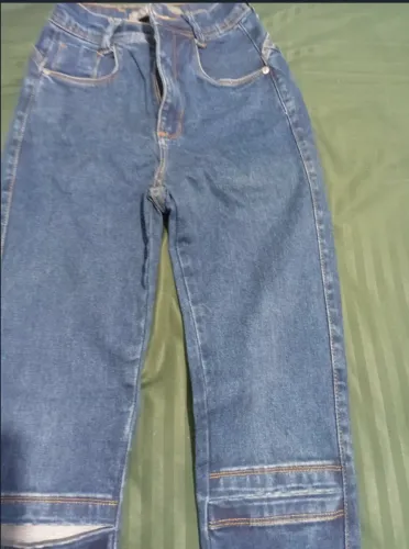 vende - se por 200,00 reais , os 3 itens (2 tenis , 1 calça sal e pimenta )