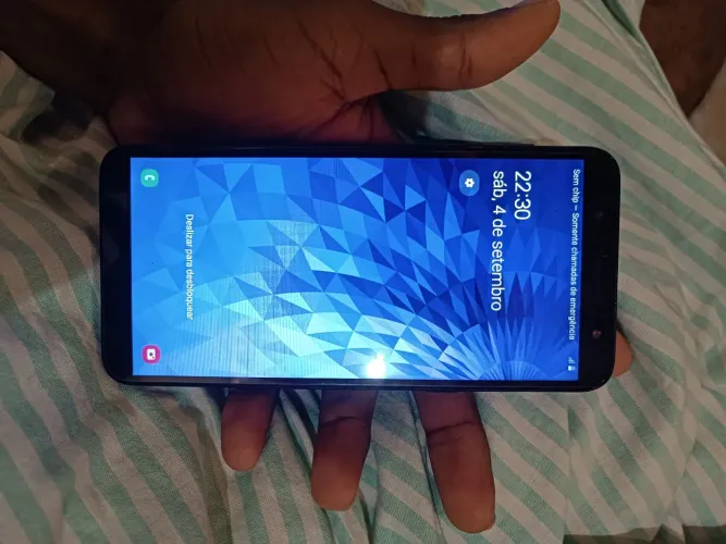 Celular j8