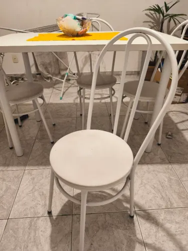 Mesa branca retangular 4 cadeiras