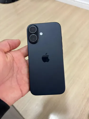 IPHONE 16 PRETO menos de 1 ano de uso (tela com avaria) única dona LAISE *