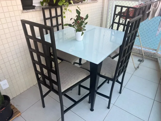 Mesa de jantar com 4 cadeiras