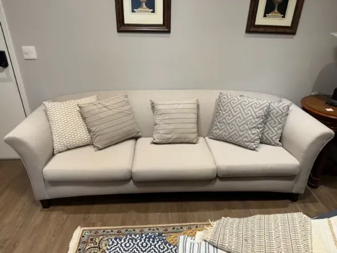 Sofá de 3 lugares na cor bege, com design elegante e atemporal, perfeito para sala de esta