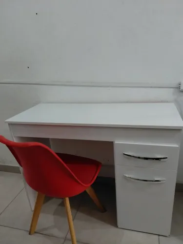 Escrivaninha mais cadeira nova