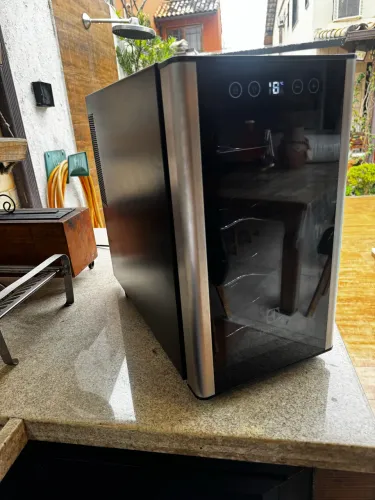 Adega Eletrolux 8 garrafas defeito