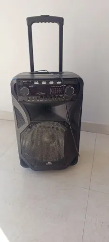 Vendo caixa com defeito. Está com mal contato na tomada mas não parte de dentro da caix