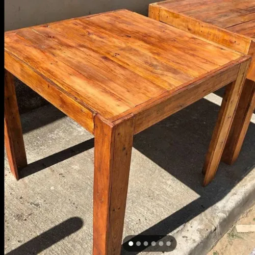 Mesa de palet e conjunto com 4 cadeiras de mdf