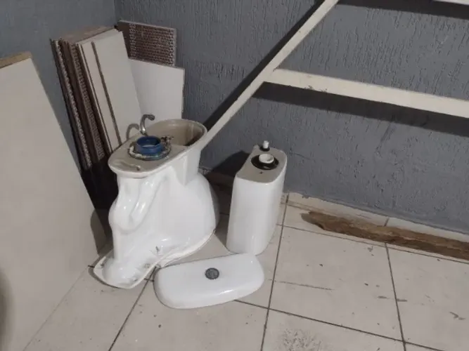 vaso sanitario e pia de banheiro