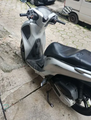 Vendo essa moto scooter ?