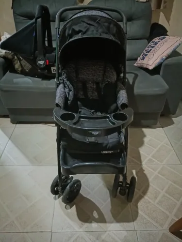 Carrinho de bebê+ bebê conforto
