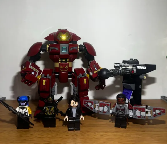 LEGO Marvel Super Heroes O Ataque Destruidor de Hulkbuster (76104).