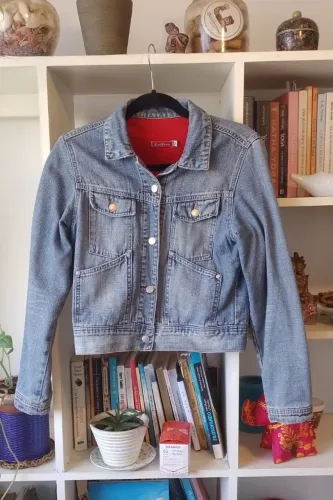 Jaqueta Jeans com forro vermelho