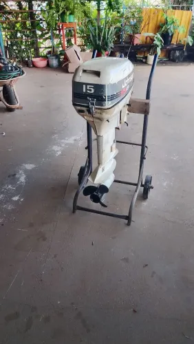 Vendo um motor de barco Johnson 15