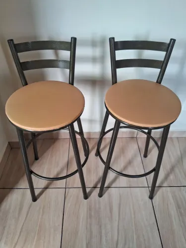 Banquetas na cor ouro velho estofado na cor mostarda