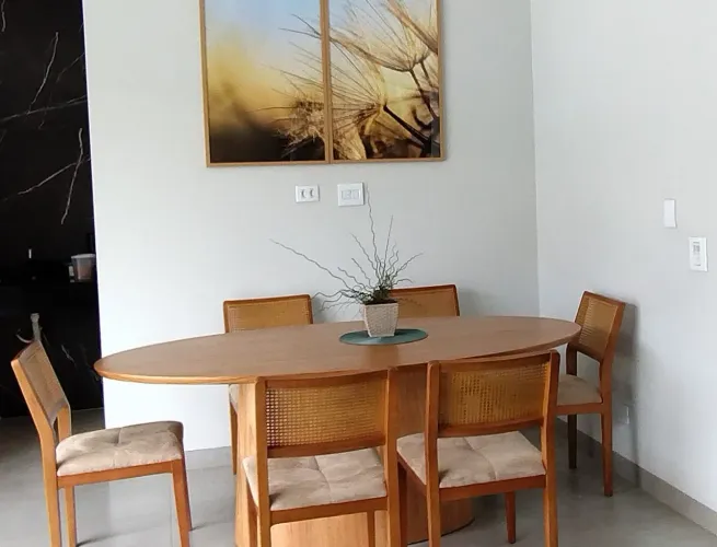 Mesa de Jantar Oval Amadeirada com Cadeiras