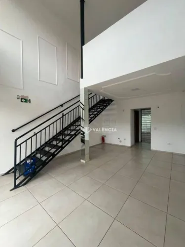 Sala comercial para locação com 55m², contando com mezanino por R$2.400,00- ideal para que