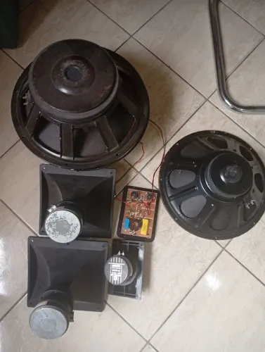 Altos falantes e drives