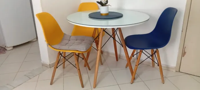 Mesa com tampo de vidro e 03 três cadeiras - 600,00<br>Falar com Bia (+ *)<br>