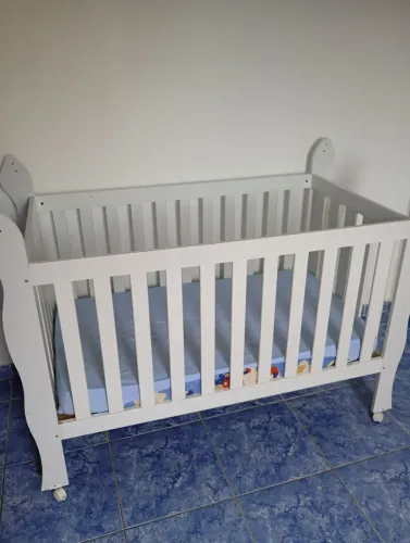 Berço branco semi-novo junto com o colchão!
