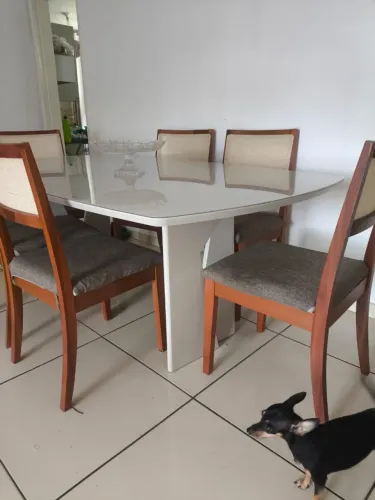 Mesa de madeira maciça coberta com vidro de 5 mm