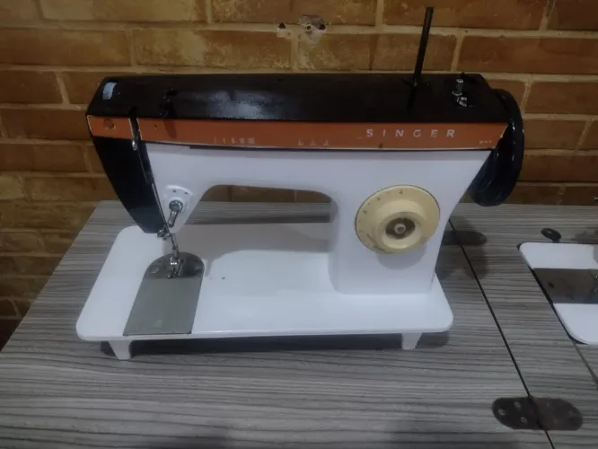 Máquina de Costura Singer 247