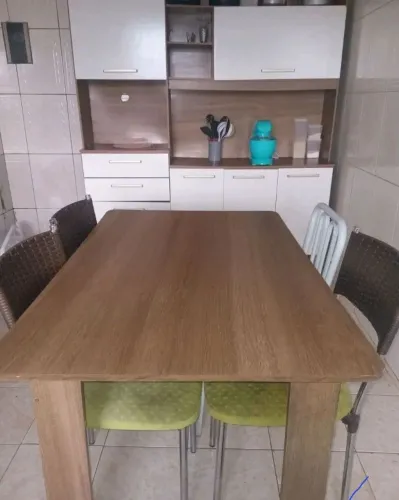 Armário, mesa e cadeiras 