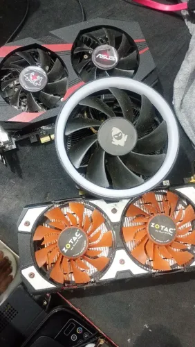 Duas placas de vídeo e um cooler vórtex rainbow