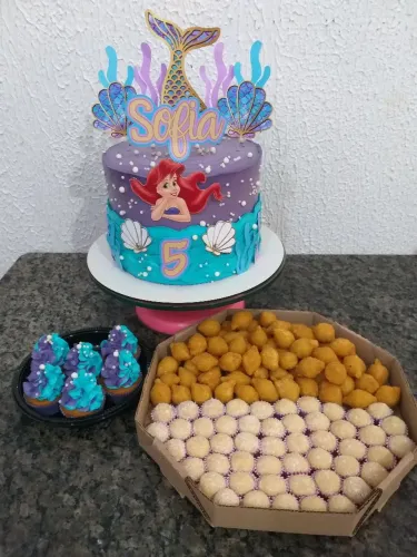 Kit festa (bolo, brigadeiro, salgadinhos e cupcakes)