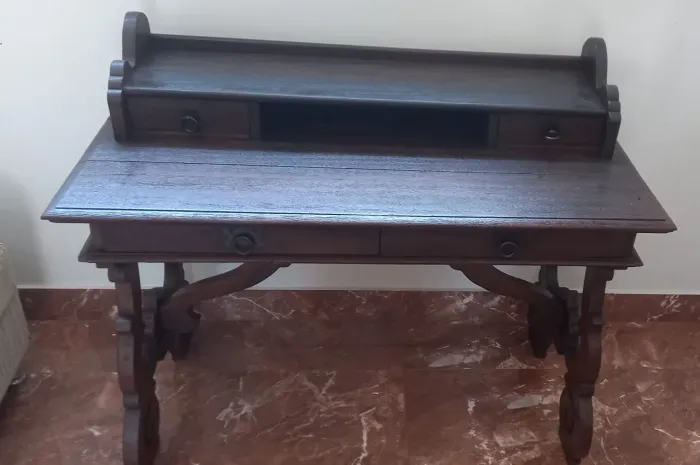 Escrivaninha em madeira maciça