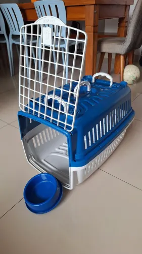 Caixa de transporte para gatos ou cães + pote para ração ou água 