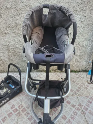 Carrinho de bebe com bebe conforto